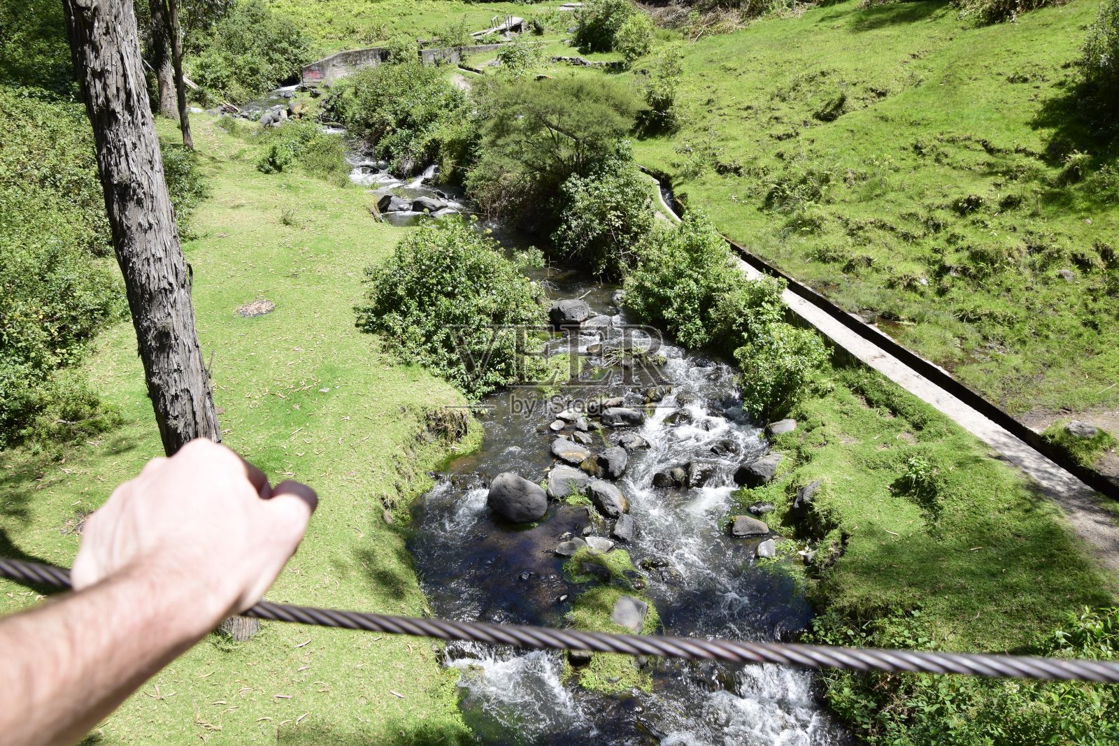 从吊桥到厄瓜多尔山上Peguche瀑布附近的河流。照片摄影图片