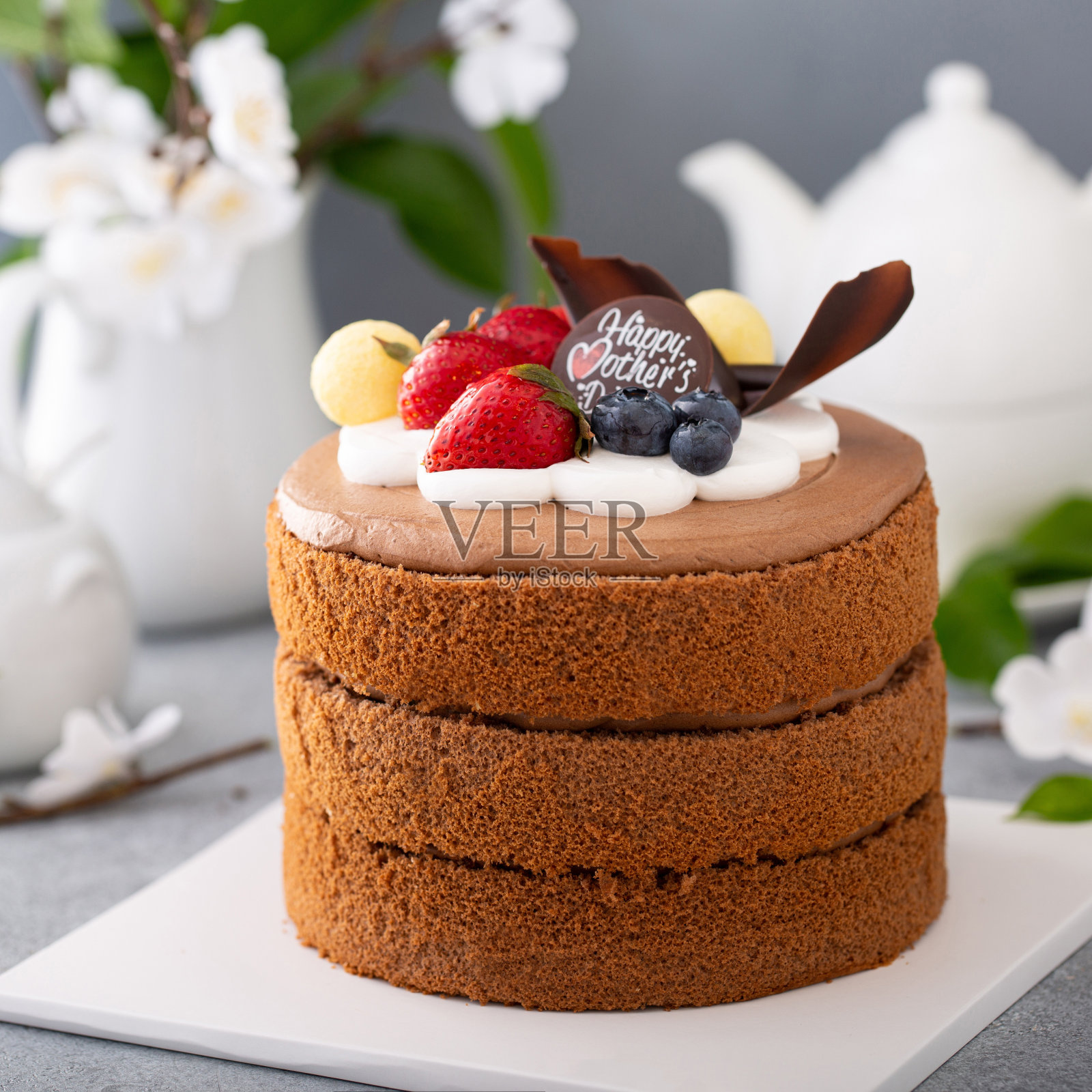 母亲节的巧克力蛋糕，上面有浆果和巧克力照片摄影图片