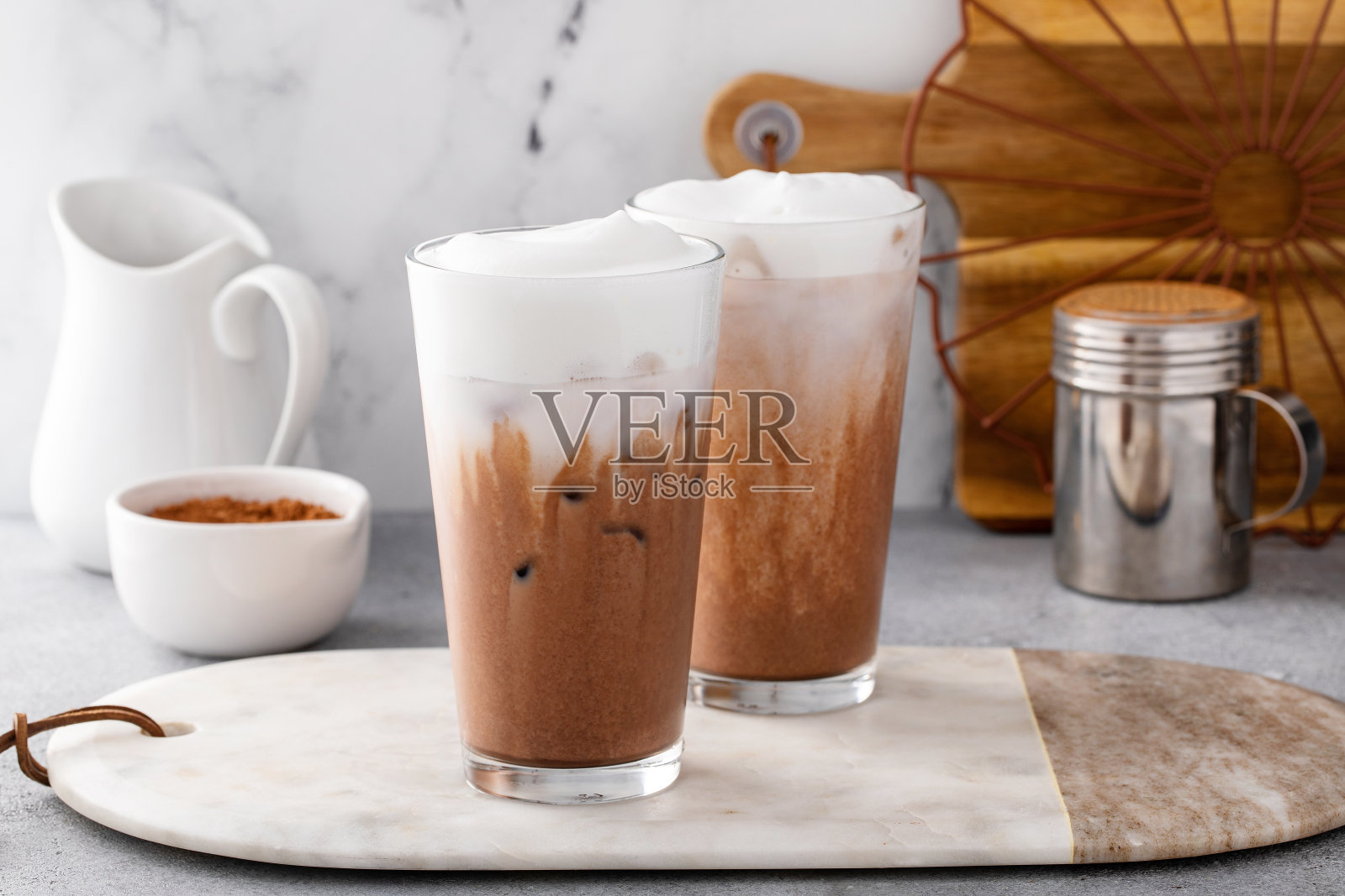 冷饮或冰巧克力饮料加牛奶泡沫，清爽饮料照片摄影图片