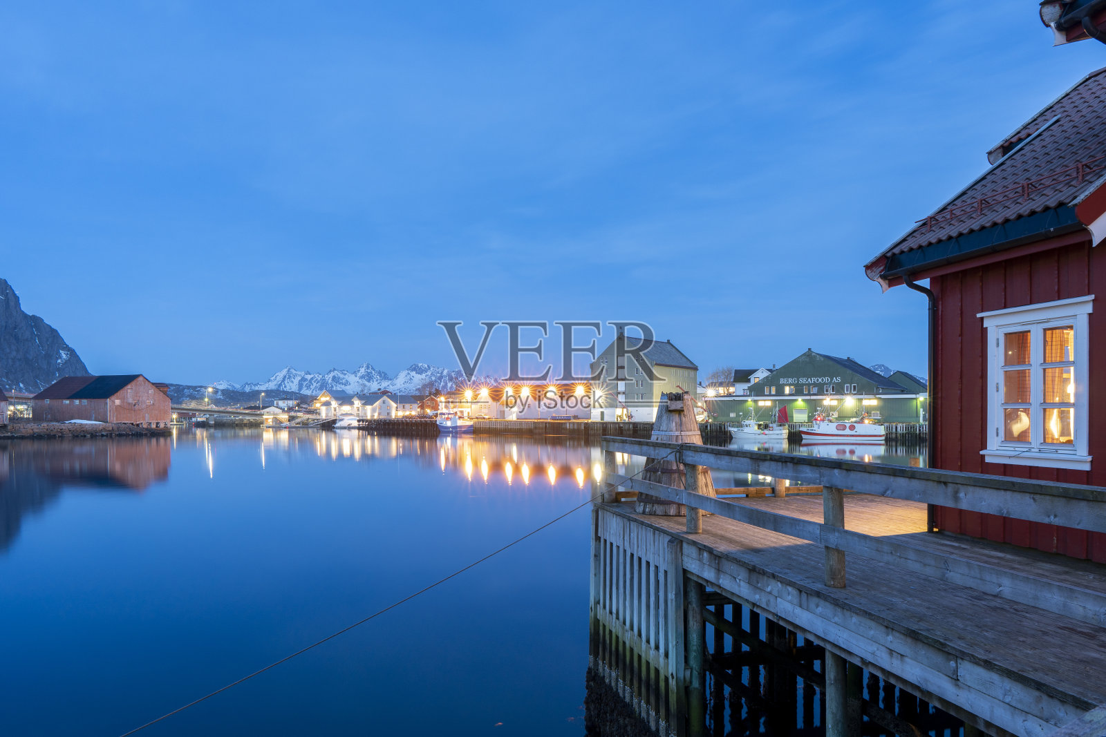 挪威北部罗浮敦群岛的Vagan Nordland。在斯沃尔韦尔港中部的兰霍尔曼岛上。照片摄影图片