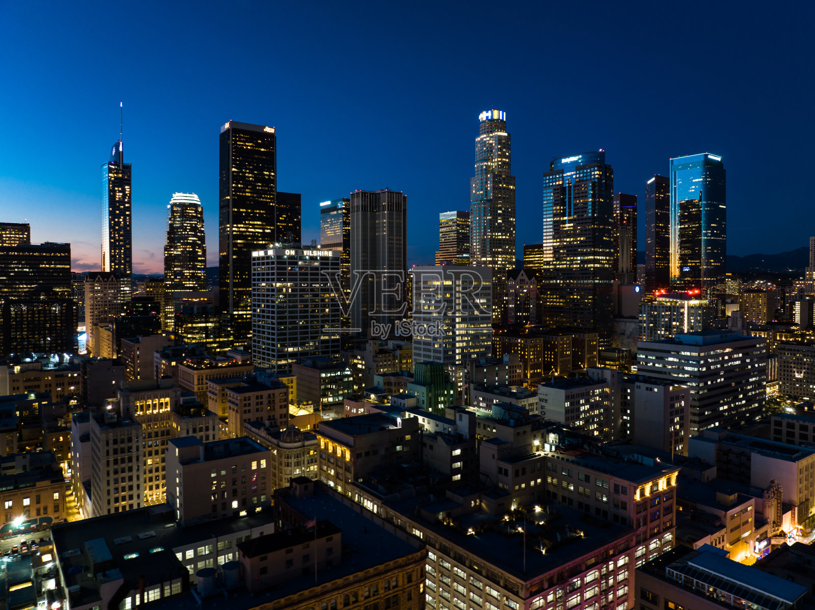 无人机拍摄黄昏时分的洛杉矶市中心照片摄影图片