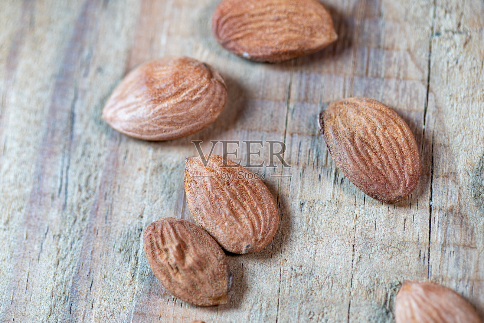 木桌上的桃仁照片摄影图片