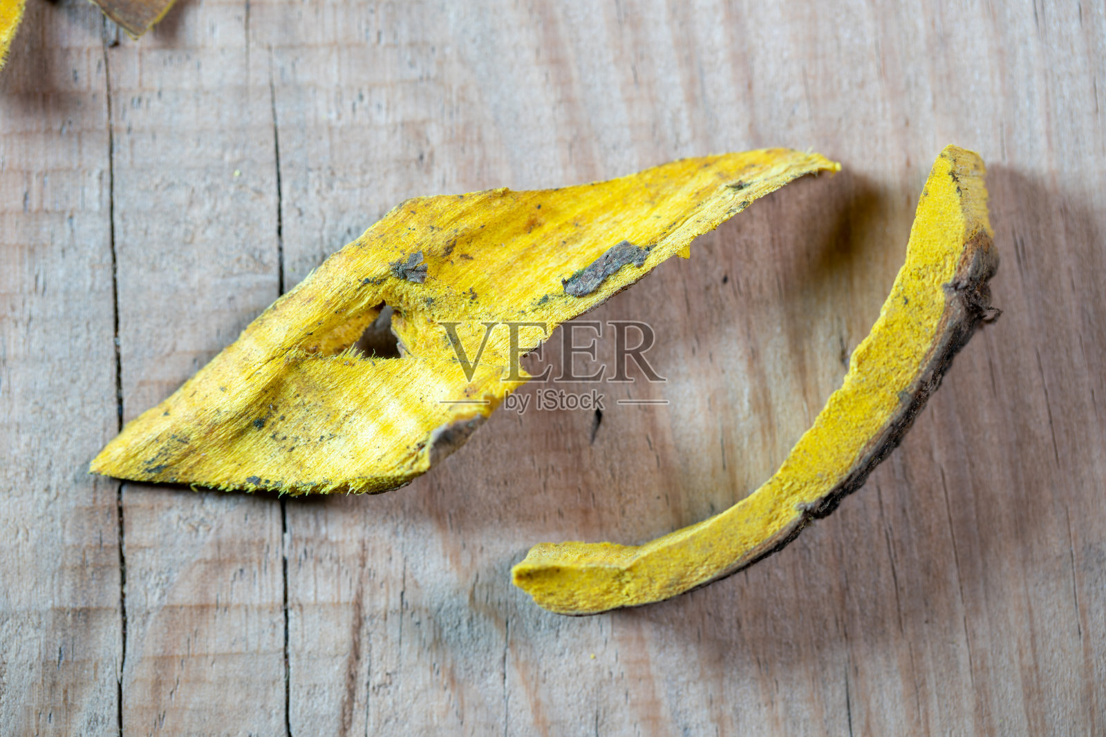 黄柏放在木桌上照片摄影图片