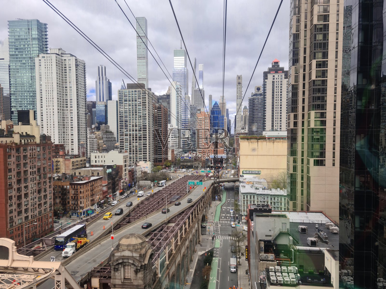 搭乘缆车抵达纽约天际线照片摄影图片