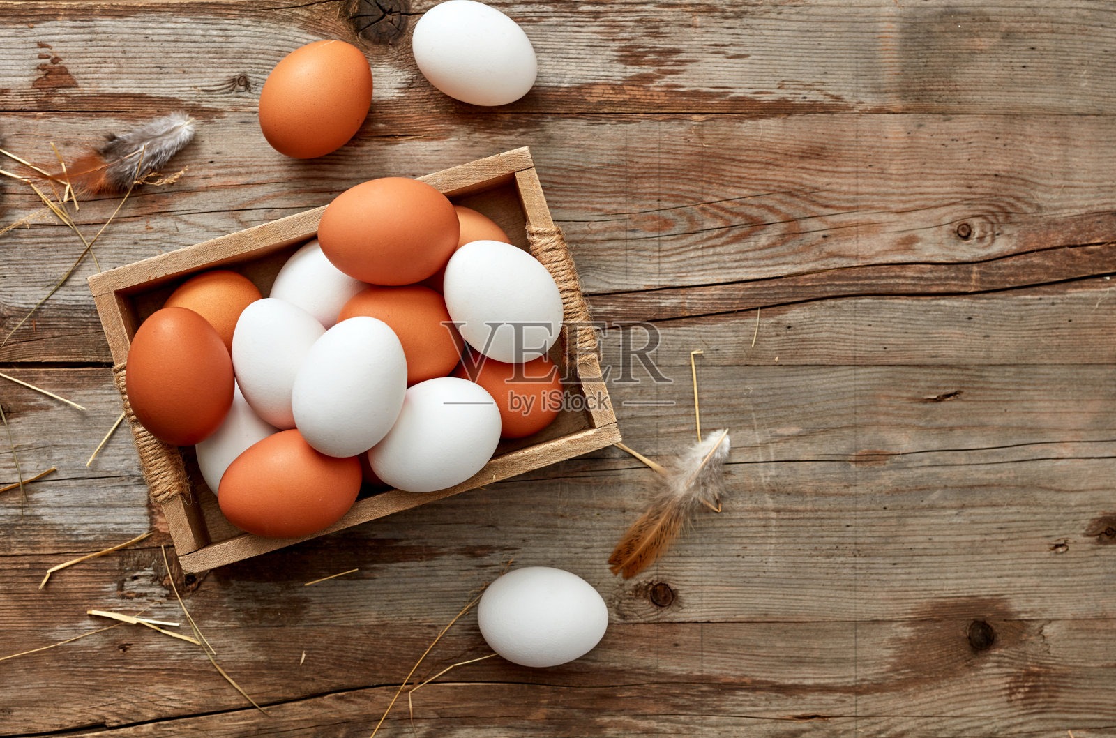 把鸡蛋放在容器里照片摄影图片