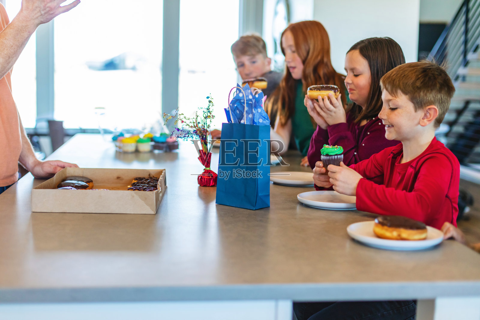 家庭照顾青少年及青少年与寄养照顾者及儿童共度美好时光的社区照片系列照片摄影图片