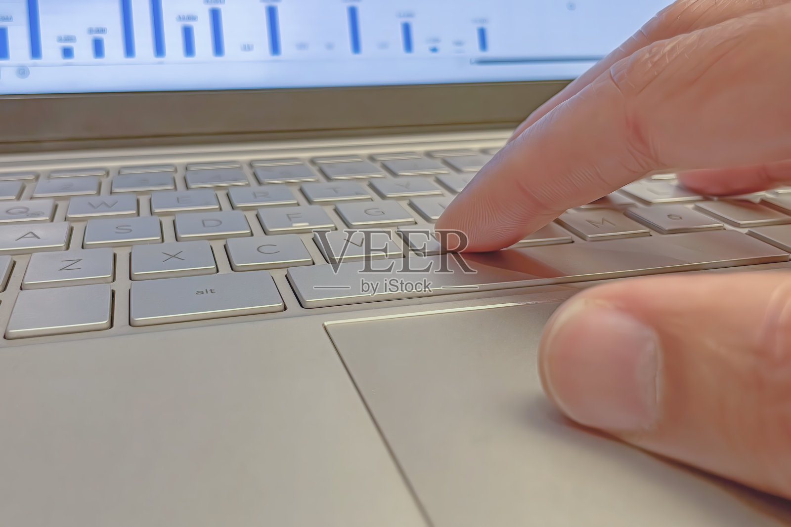 手和键盘的人使用笔记本电脑的商业和金融世界。照片摄影图片
