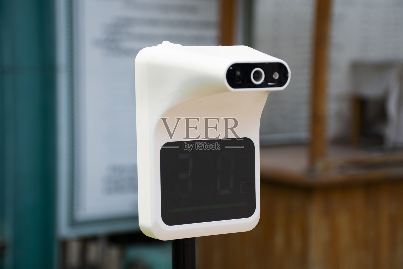 红外线温度计扫描检查泰国人和外国游客在泰国佛统府Lumphaya水上市场或Wat Lam Phaya水上市场购物时的体温照片摄影图片