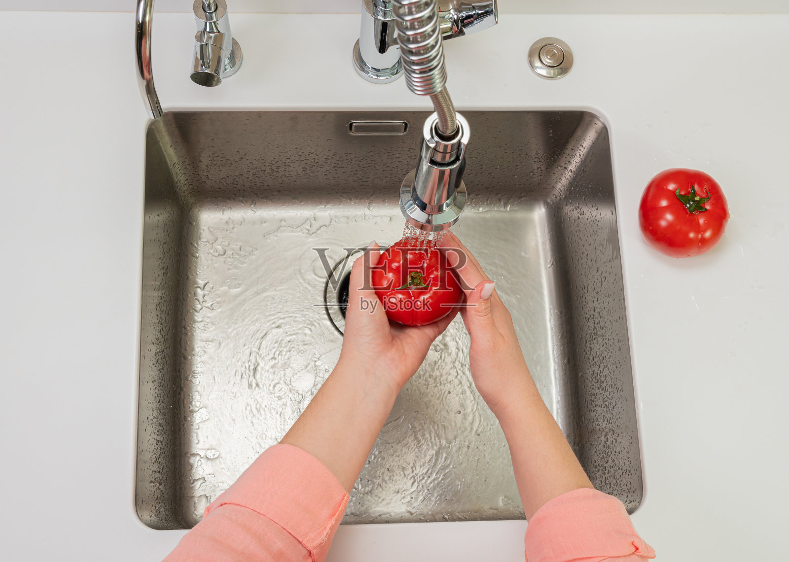 蔬菜被水洗在水的特写明亮照片摄影图片