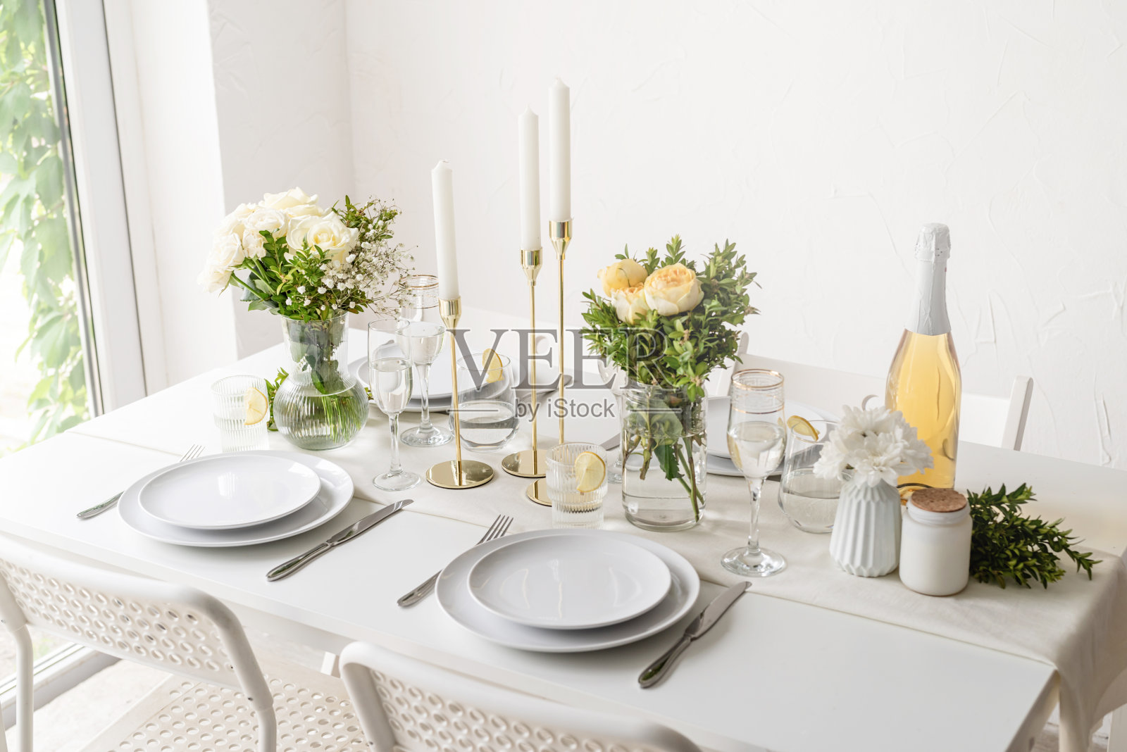 婚礼的装饰。婚礼桌上用白玫瑰装饰照片摄影图片