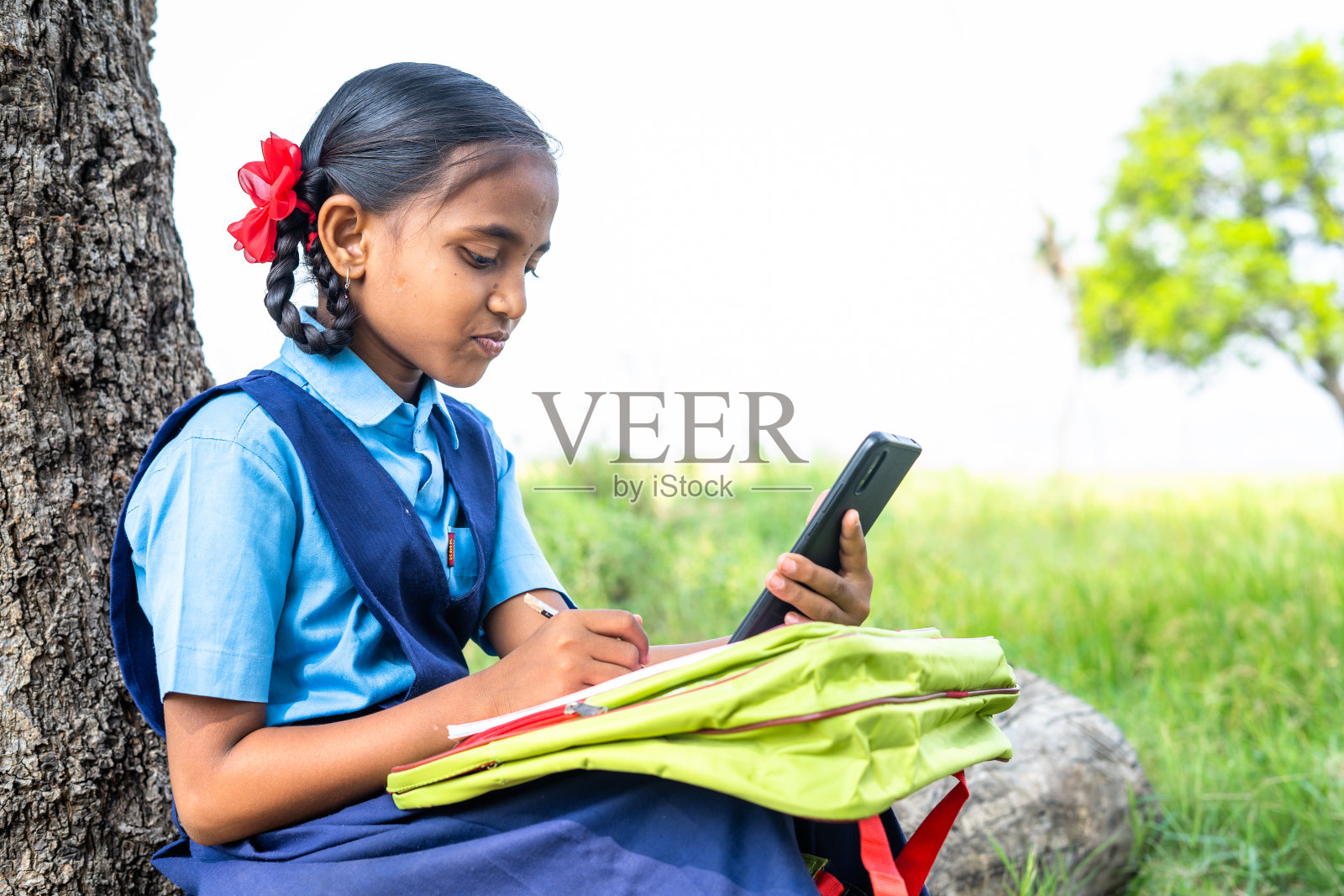 青少年女学生在农田附近听在线课程——远程学习、虚拟帮助和教育概念照片摄影图片