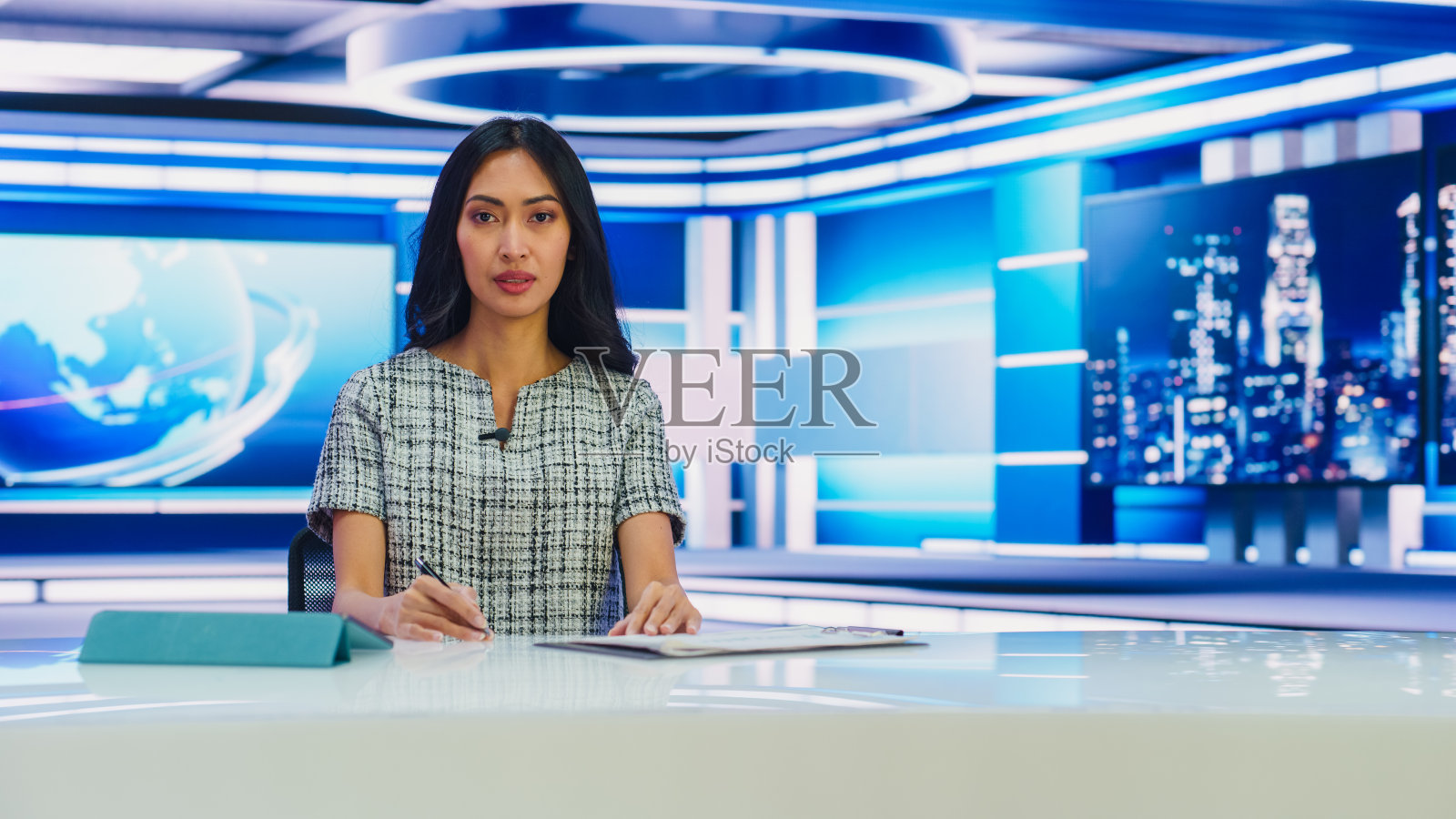 在广播电视现场新闻节目与专业女性主持人报道事件的一天。有线电视频道女主播谈话。模拟网络广播播放在新闻演播室照片摄影图片