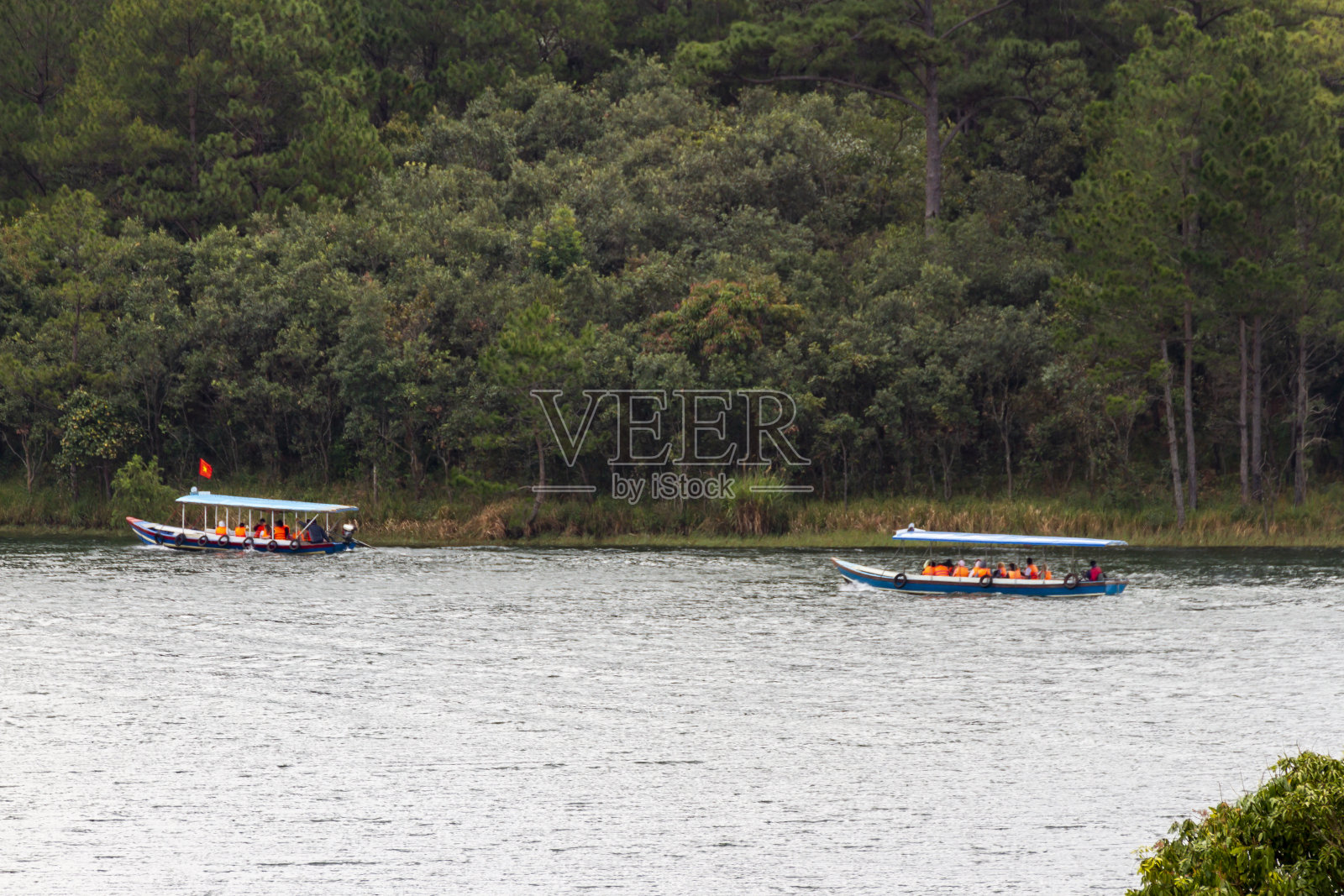 越南大拉陀陀陀林湖上的小船照片摄影图片