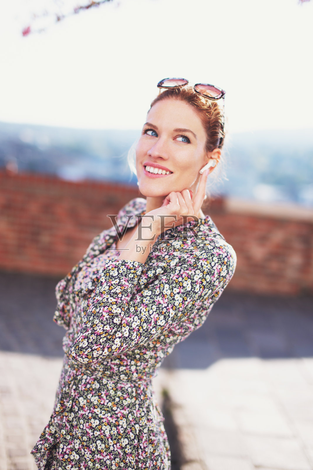 快乐的年轻女子在户外用免提装置呼叫照片摄影图片