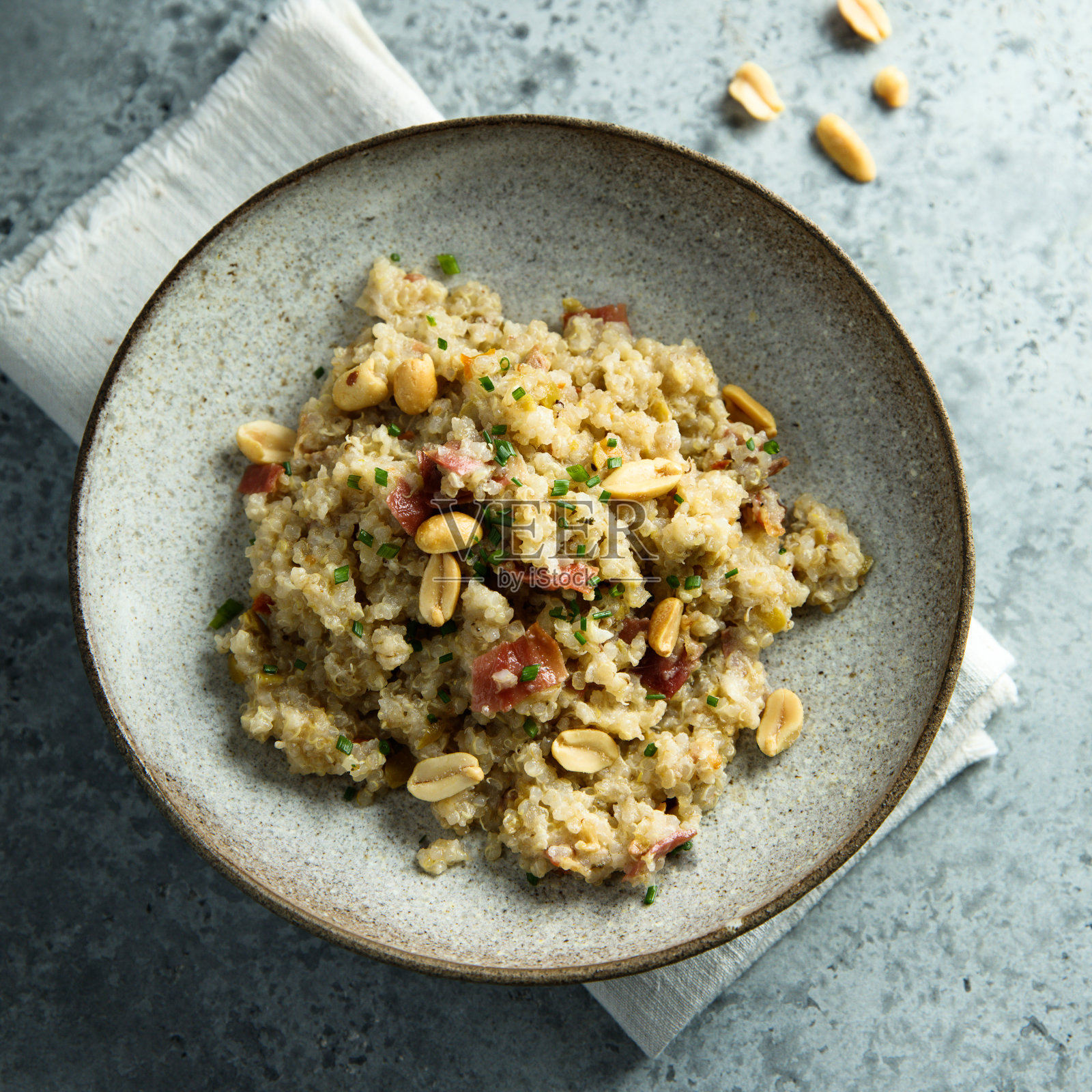藜麦配火腿和花生照片摄影图片