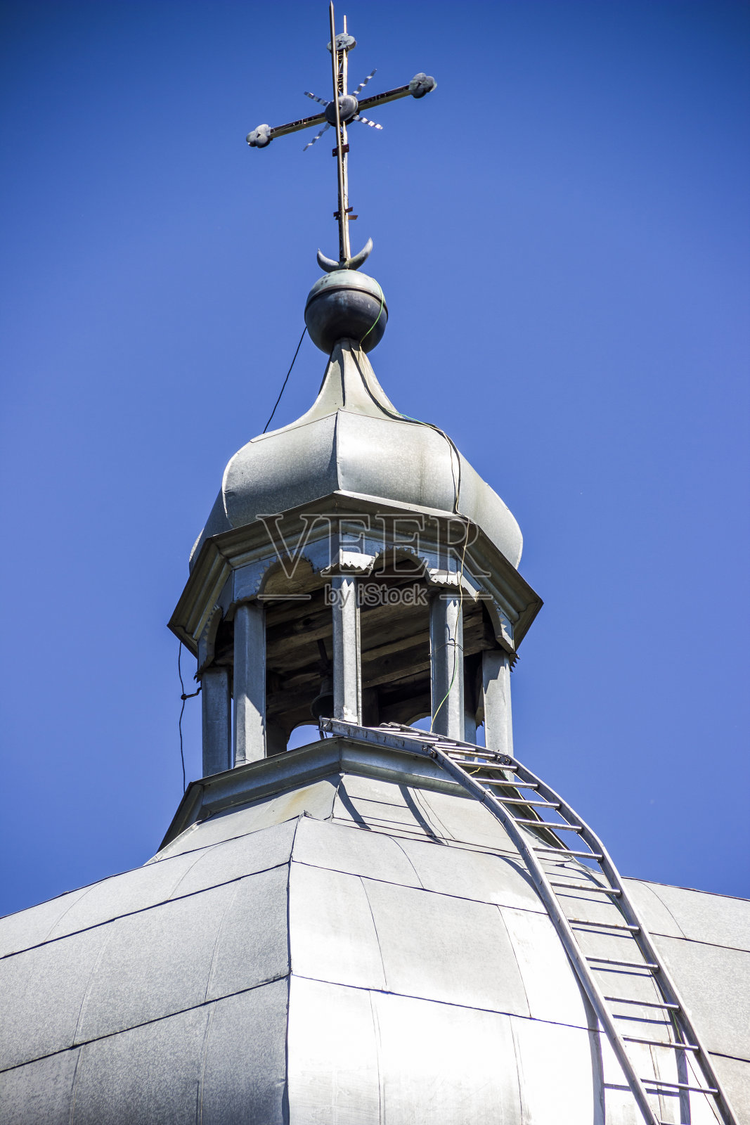 乌克兰利沃夫地区乌里奇村圣尼古拉斯教堂的十字架照片摄影图片