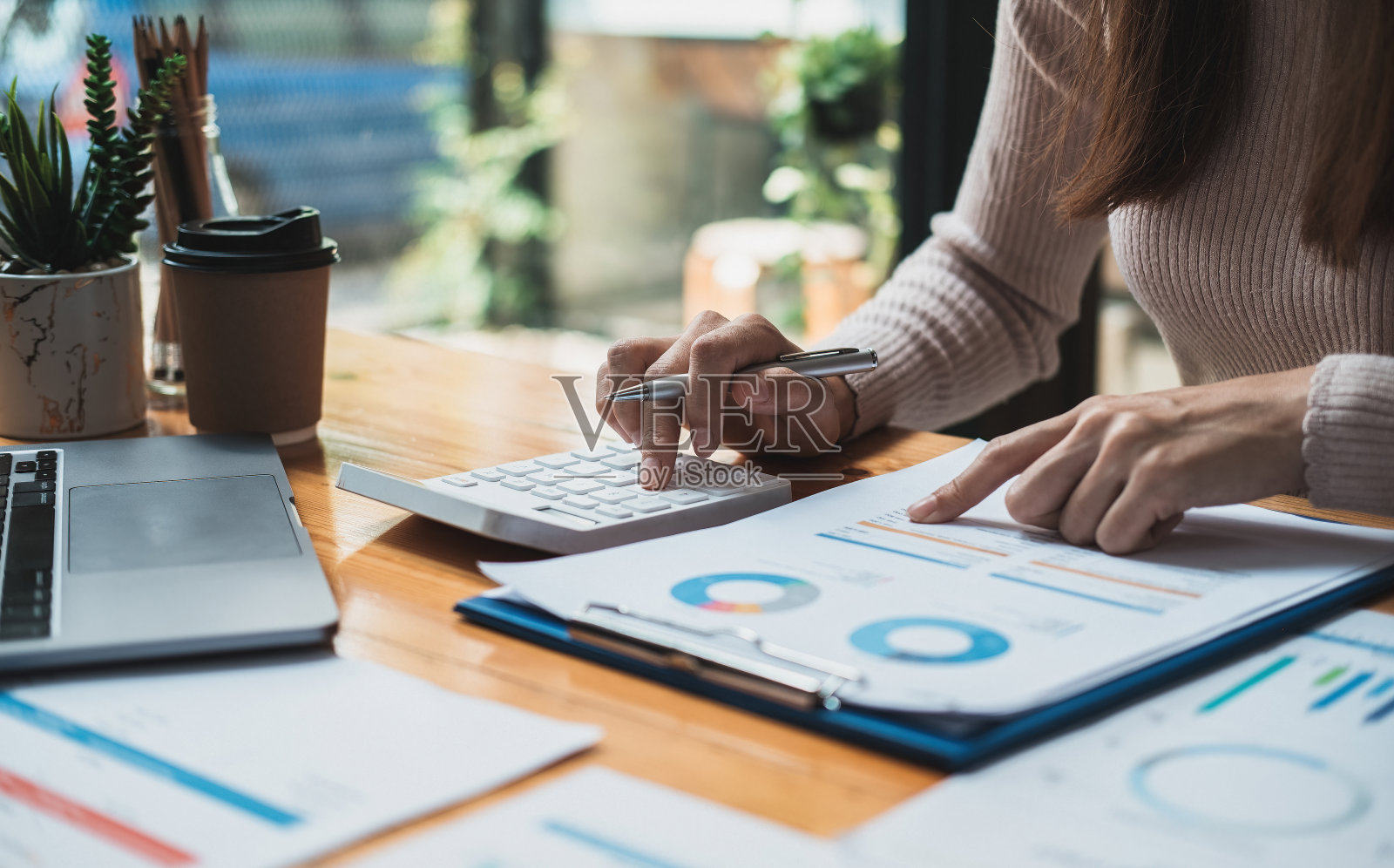 关闭一个会计工作与计算机在办公室计算费用，会计概念照片摄影图片