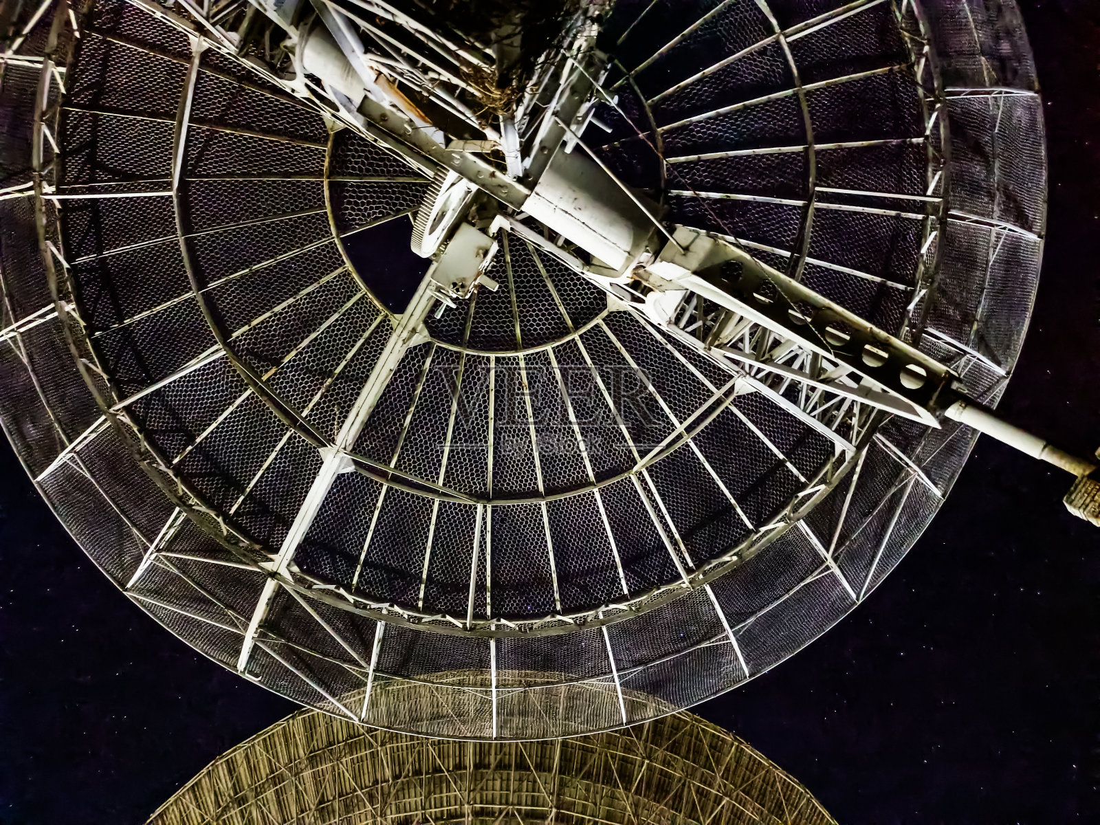 星空下巨大的白色卫星碟形天线照片摄影图片