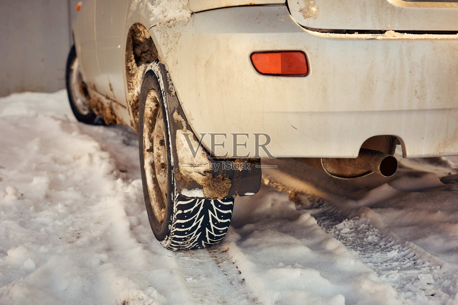 危险的冬季道路骑行，雪上的汽车痕迹照片摄影图片