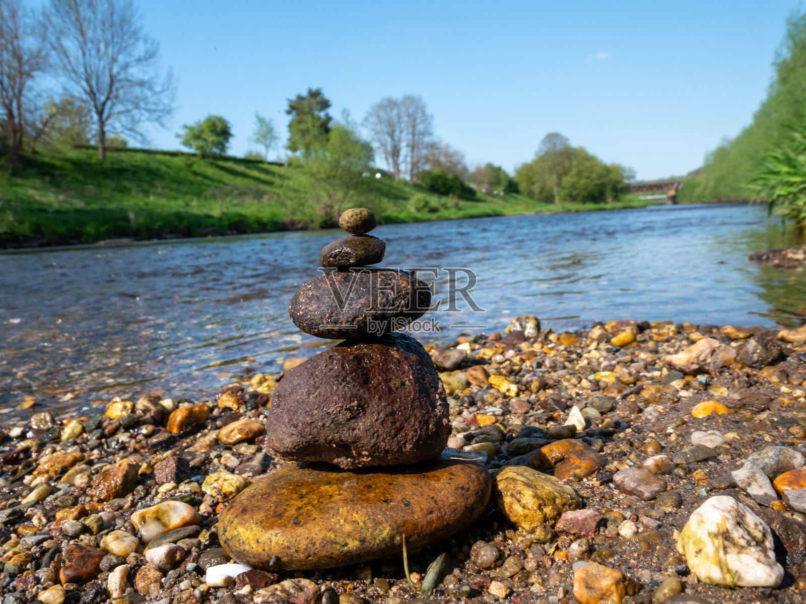 在水面上平衡石头照片摄影图片