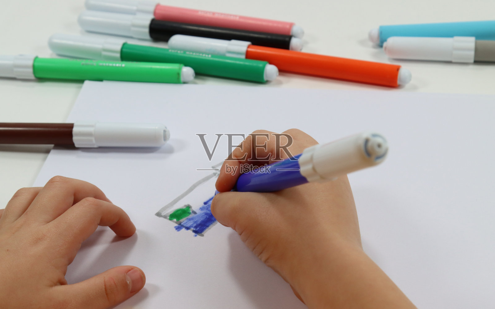 孩子的手用画笔画画照片摄影图片