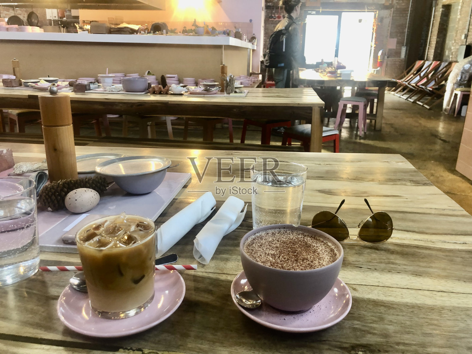 拿铁和热巧克力二人组照片摄影图片