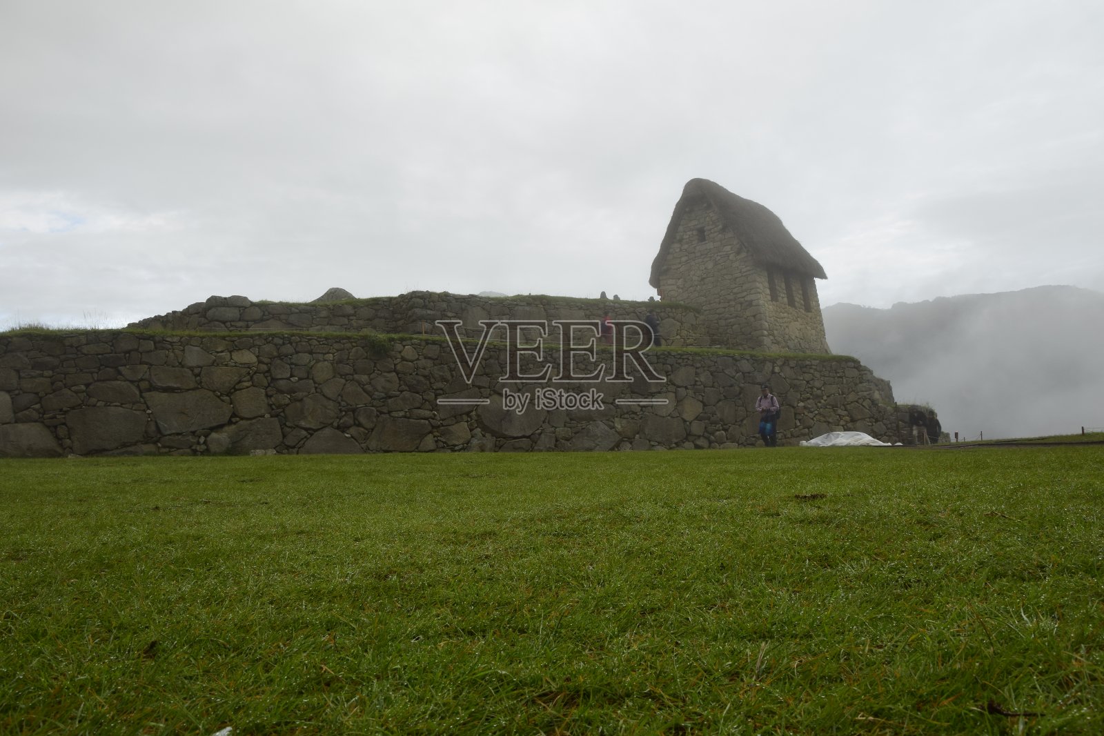 秘鲁雾中的印加古城马丘比丘遗址照片摄影图片