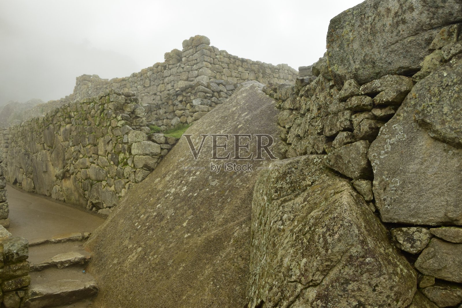 秘鲁雾中的印加古城马丘比丘遗址照片摄影图片