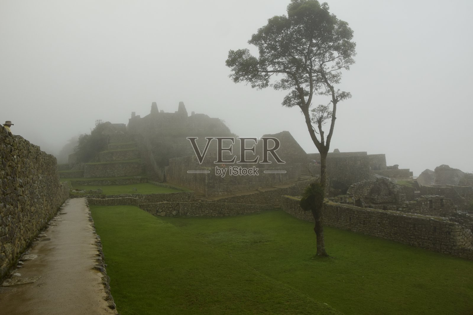 秘鲁雾中的印加古城马丘比丘遗址照片摄影图片