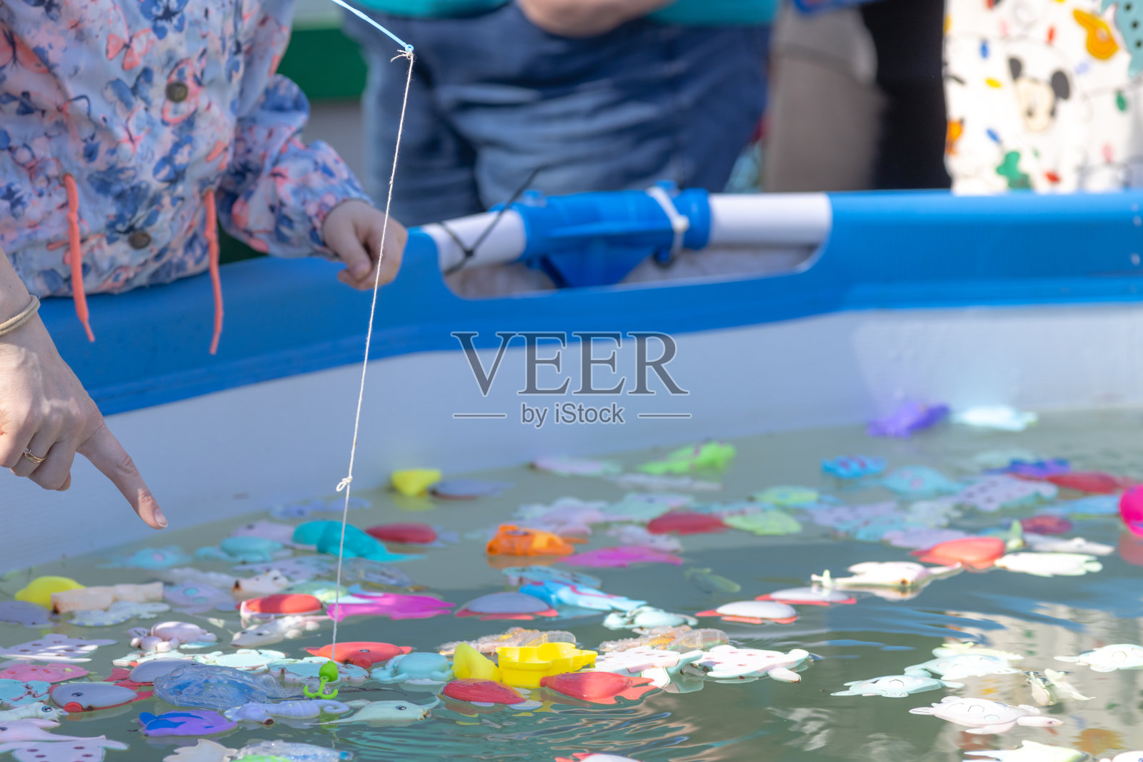 孩子们在阳光明媚的夏日公园里玩耍照片摄影图片