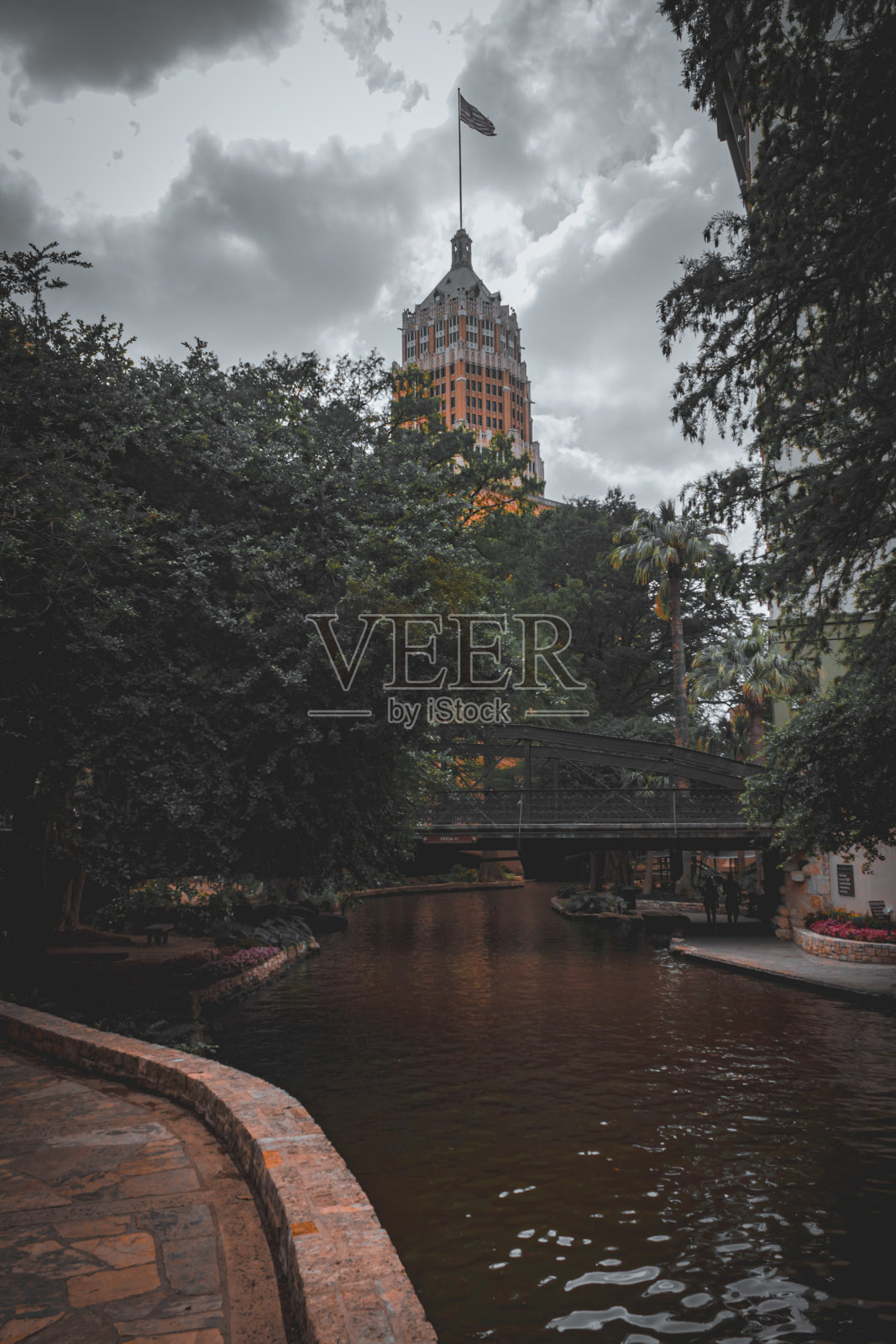 塔生活建筑通过河步行场景，美国德克萨斯州圣安东尼奥照片摄影图片