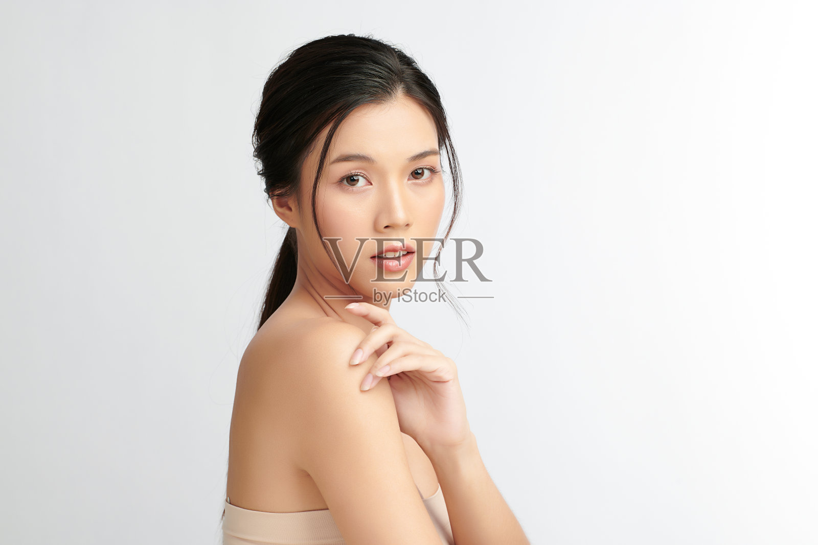 美丽年轻的亚洲女性与清洁新鲜的皮肤上的白色背景，面部护理，面部治疗，美容和水疗，亚洲女性肖像。照片摄影图片