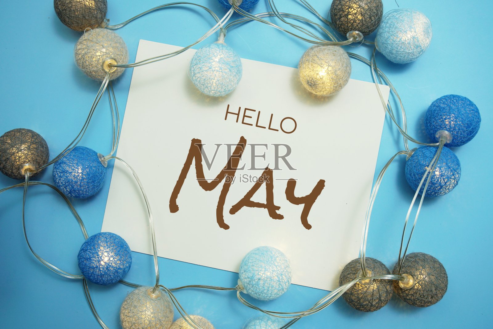 你好，五月排版文字与LED棉花球的蓝色背景照片摄影图片