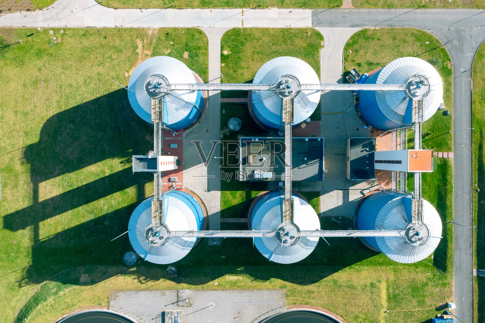 水处理厂的鸟瞰图。巨大的污水处理厂照片摄影图片