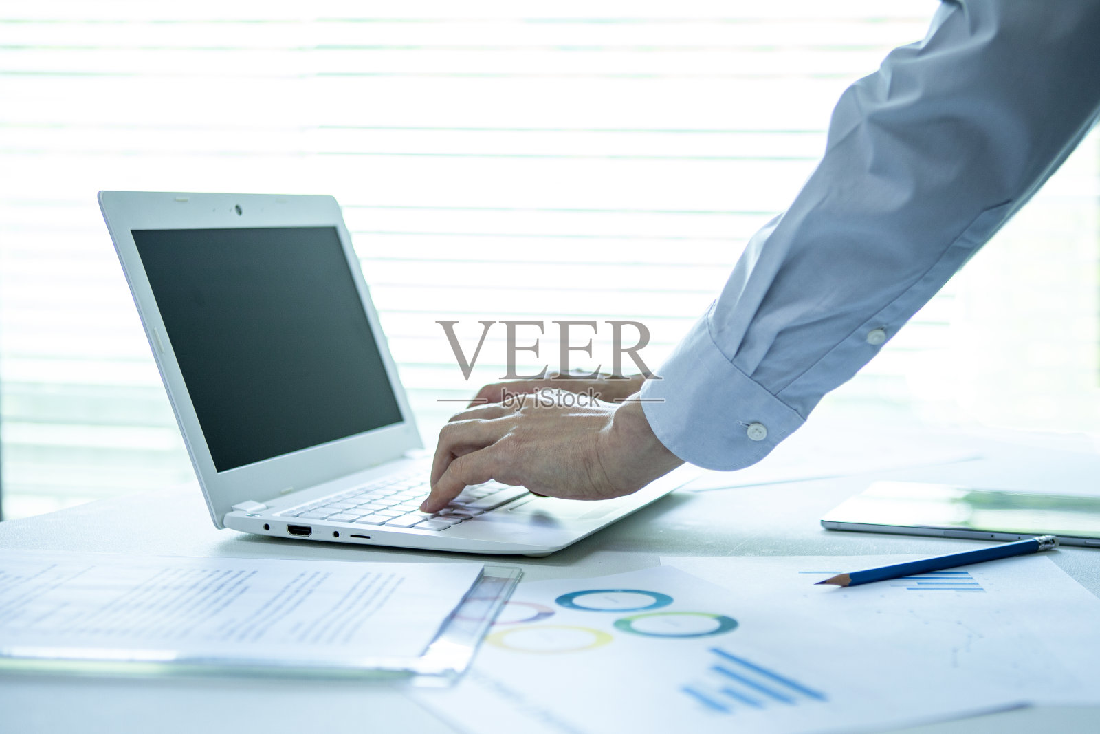 一个在办公室努力工作的商人照片摄影图片