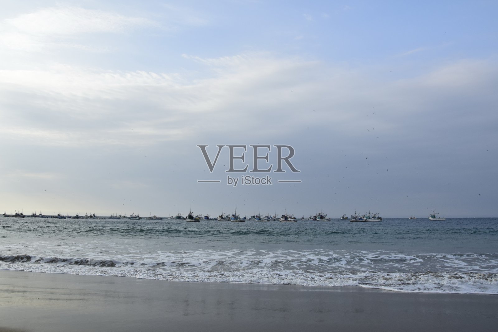 日落在mancora海滩与渔船，秘鲁照片摄影图片