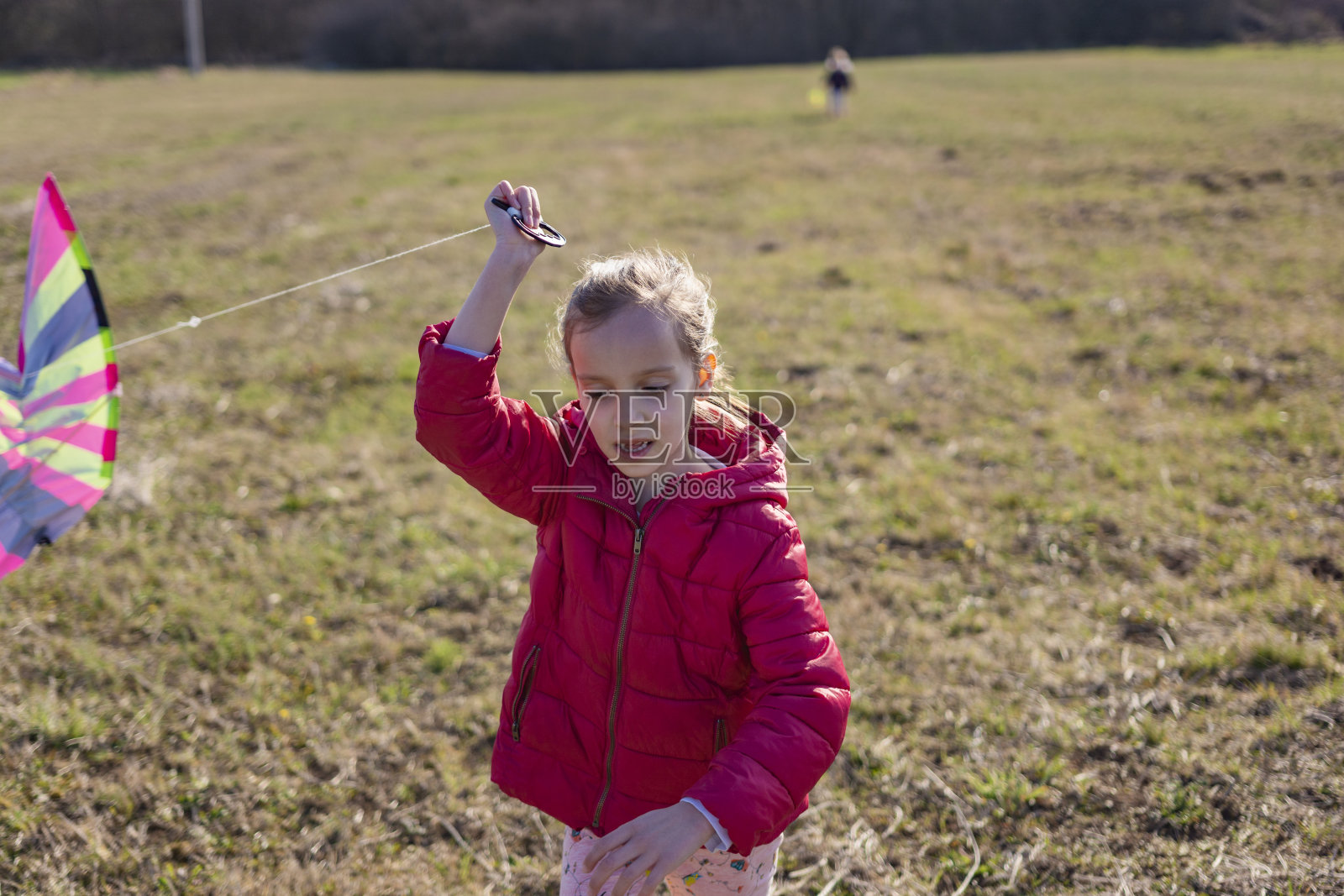 女孩在大自然中带着风筝奔跑照片摄影图片