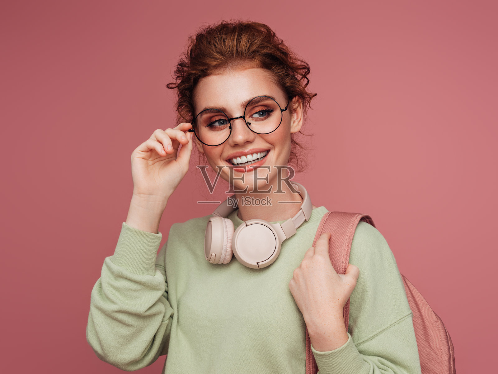 一个年轻漂亮女孩的特写肖像照片摄影图片