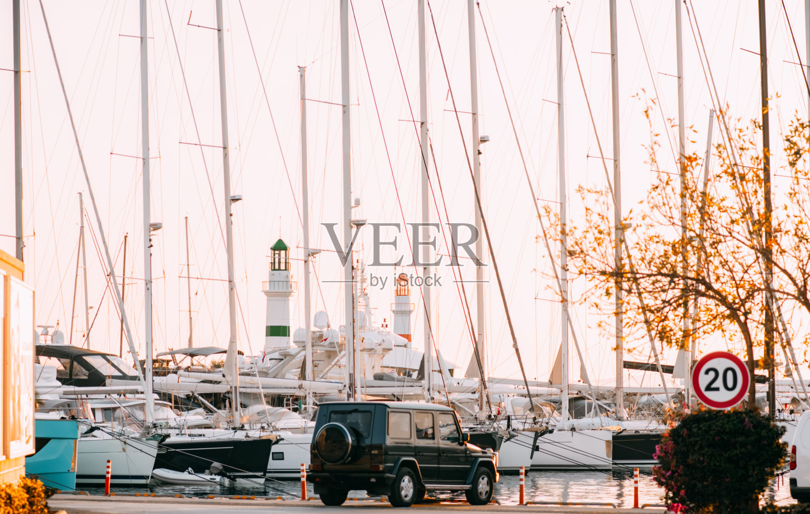 日落时停泊在码头的帆船照片摄影图片