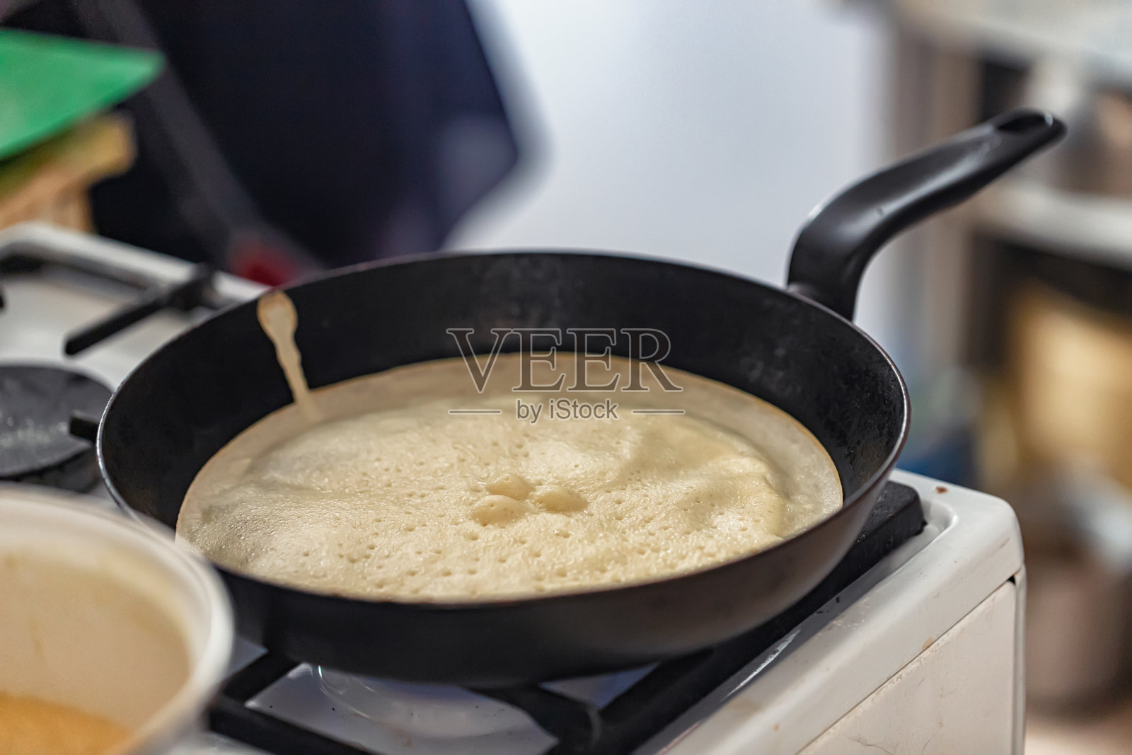在村里的老厨房里做肉馅煎饼照片摄影图片