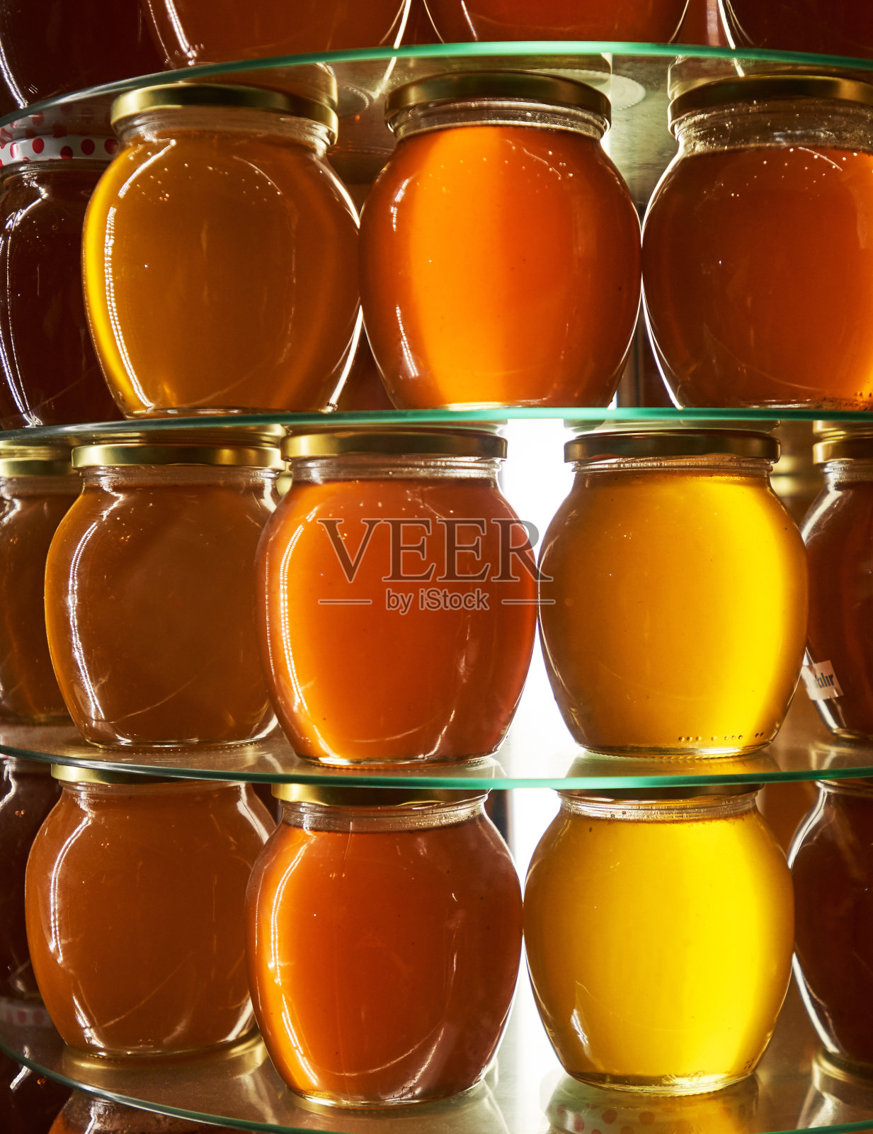 不同种类的蜂蜜放在架子上照片摄影图片