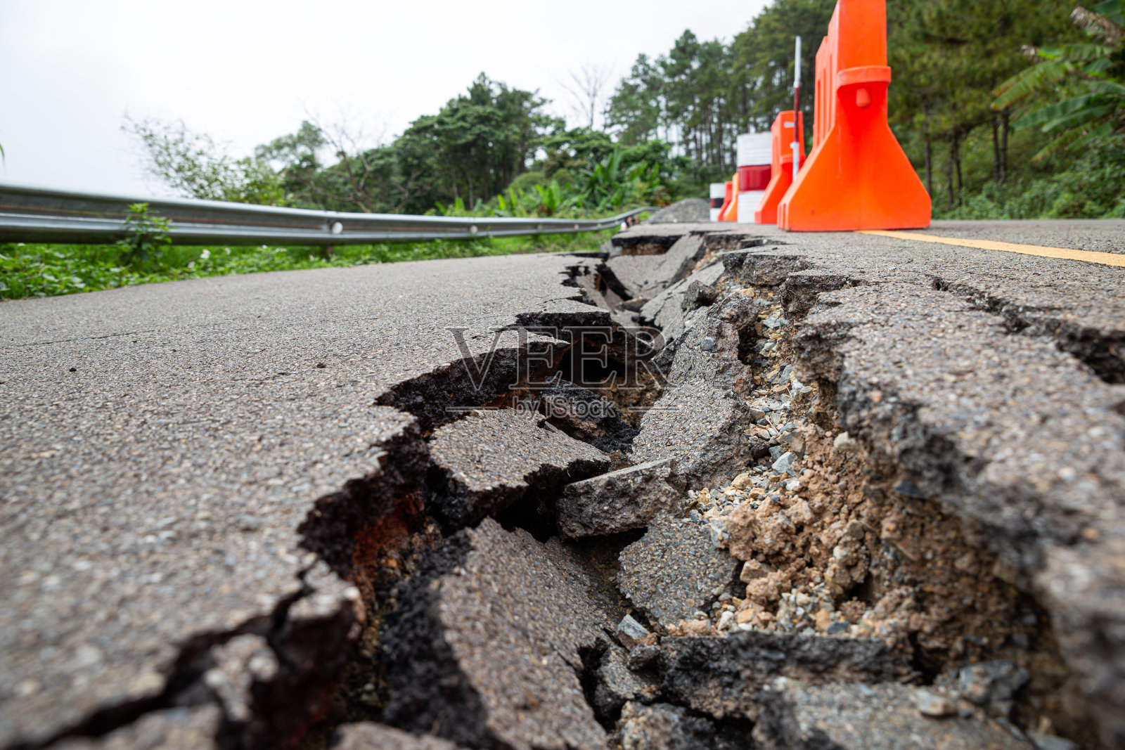 地震后路面开裂，非标准施工。照片摄影图片