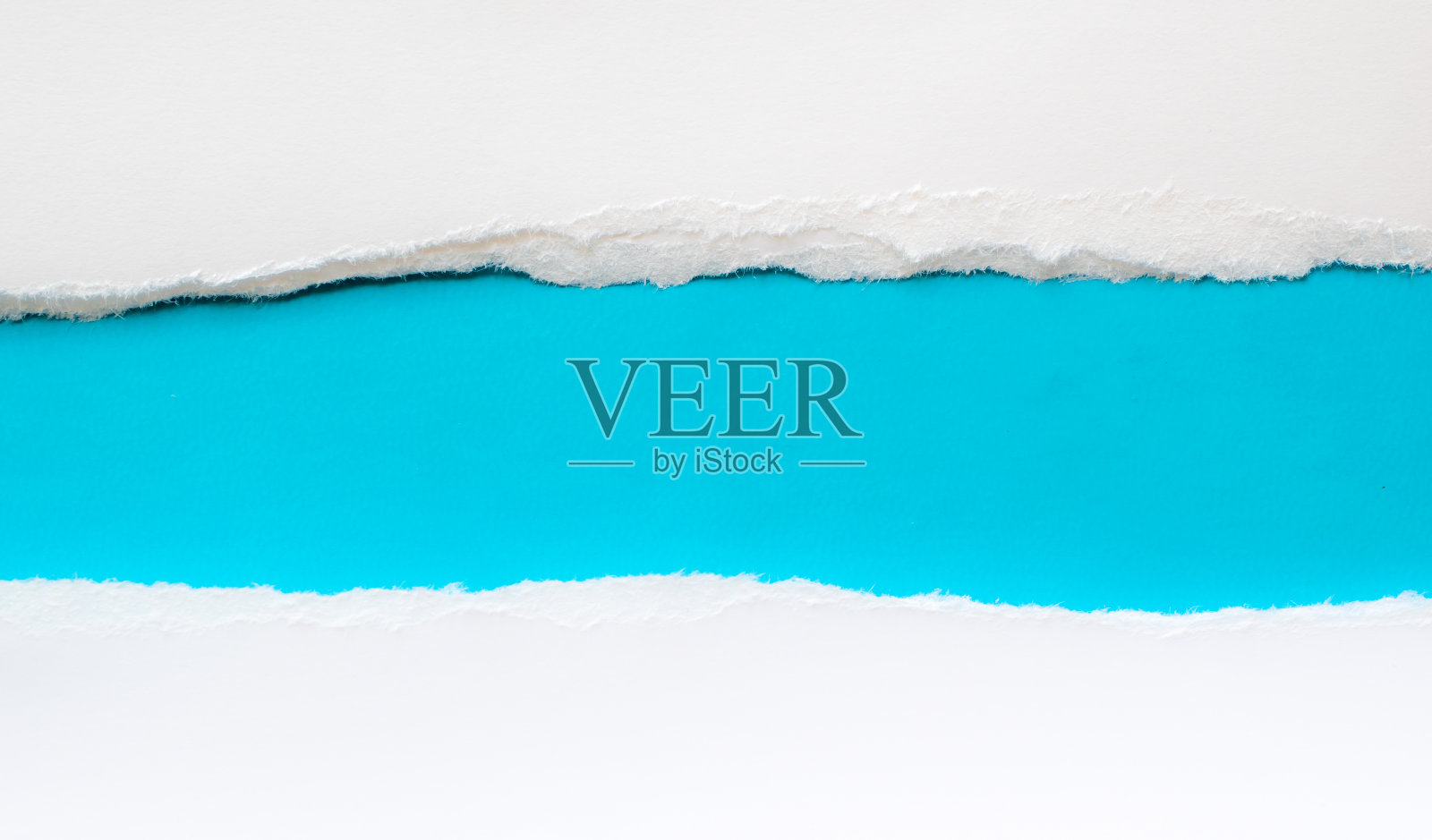 蓝色背景上的破纸片。本空间照片摄影图片