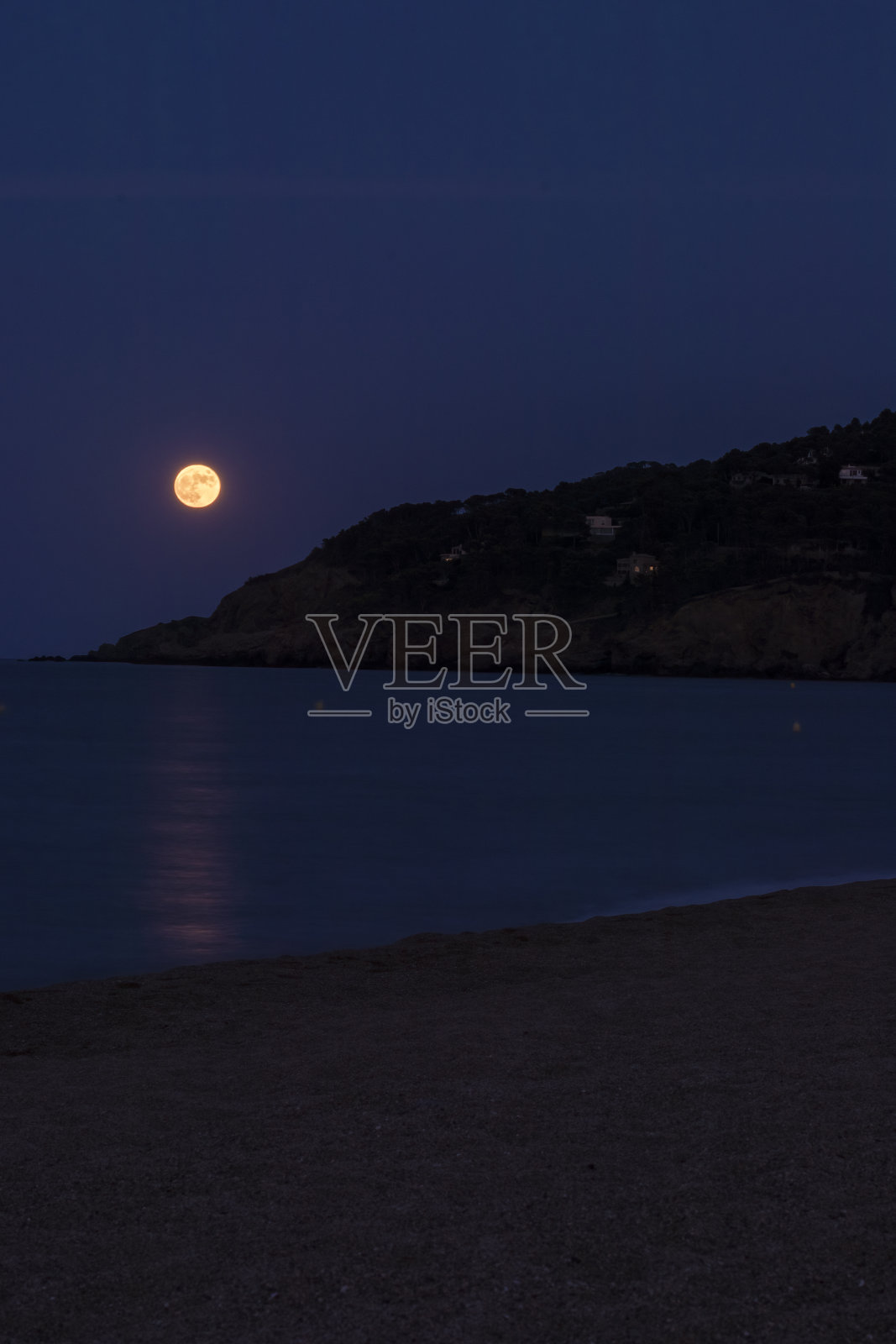 西班牙布拉瓦海岸地中海沿岸的满月照片摄影图片