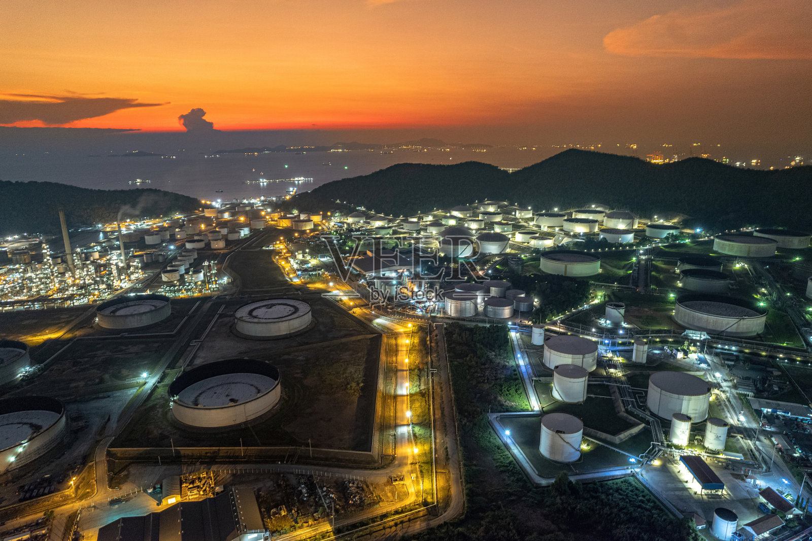 炼油厂和石化厂。照片摄影图片