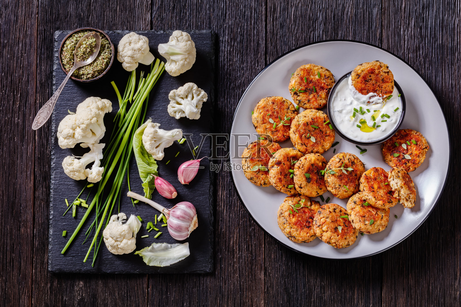 菜花肉饼配酸奶酱照片摄影图片