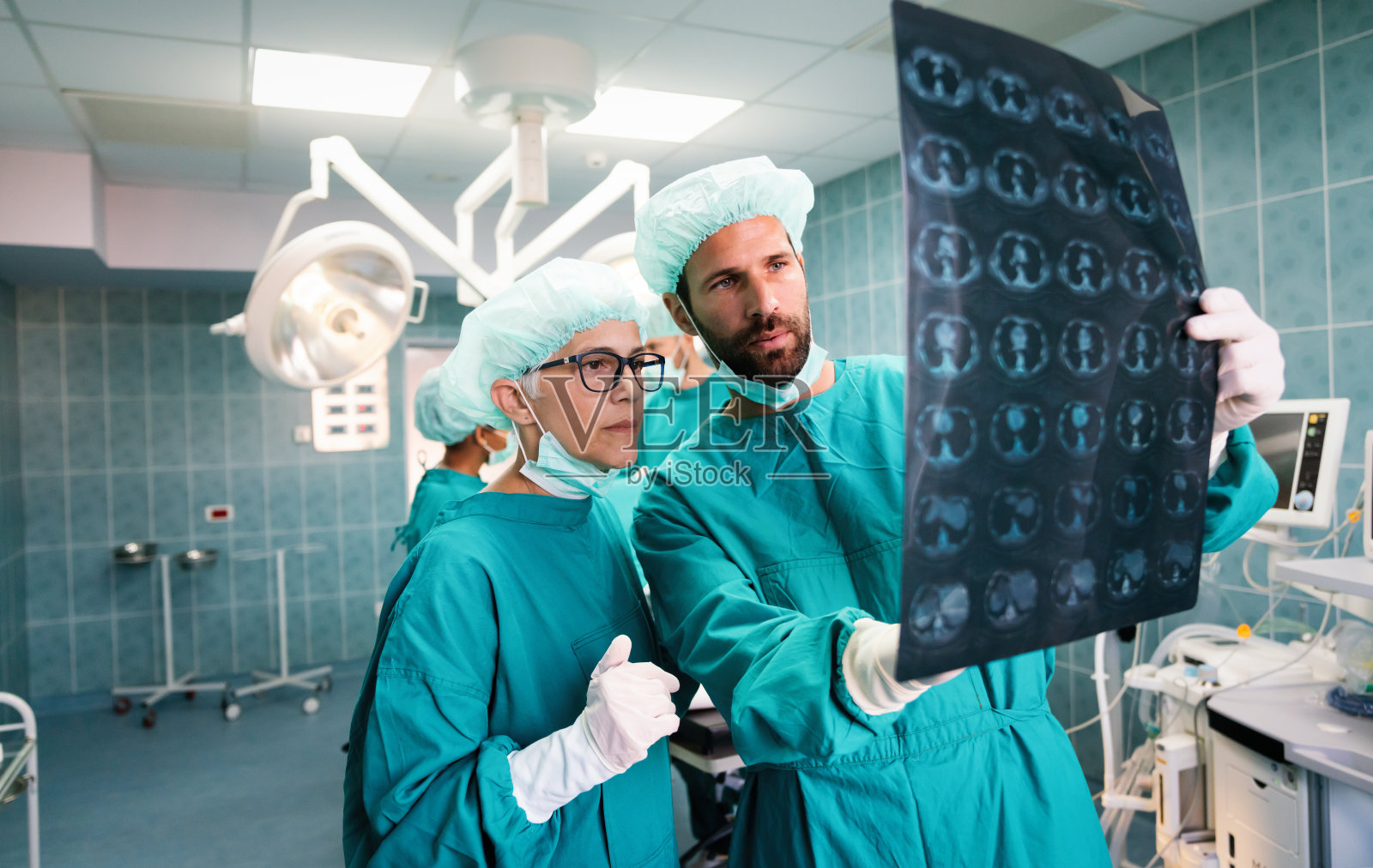 外科医生在手术前查看x光片以确定诊断照片摄影图片