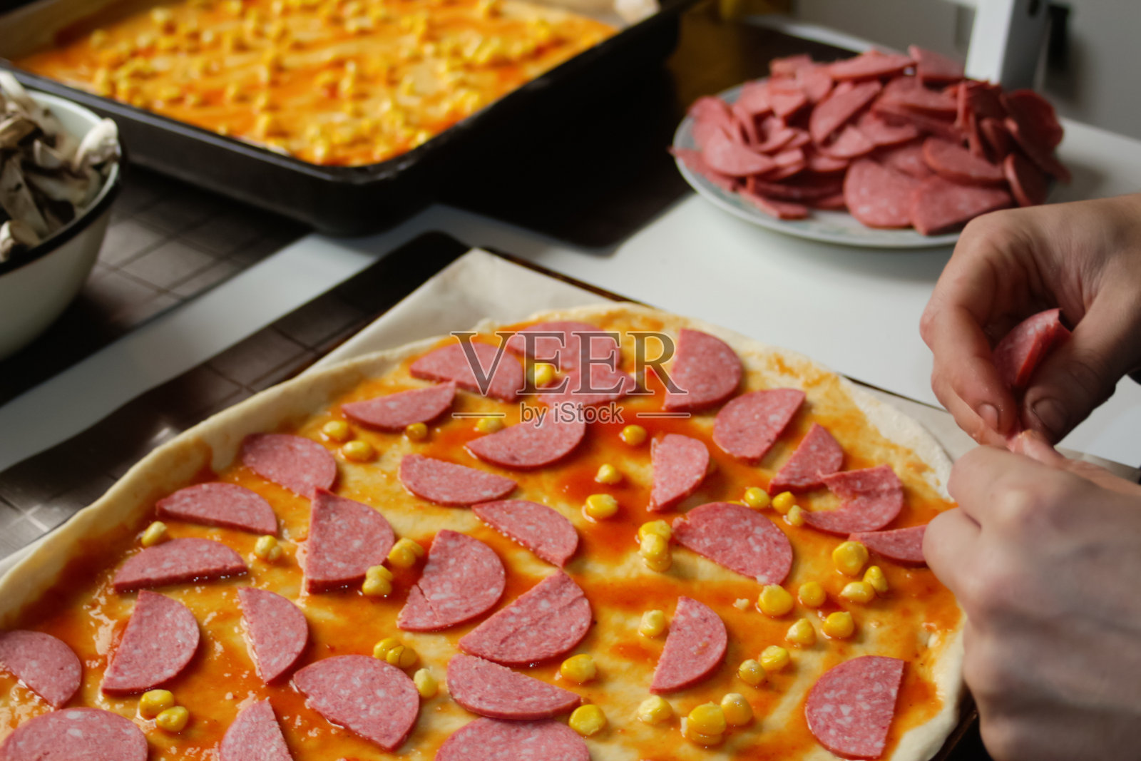 男人在厨房木桌上自制披萨照片摄影图片