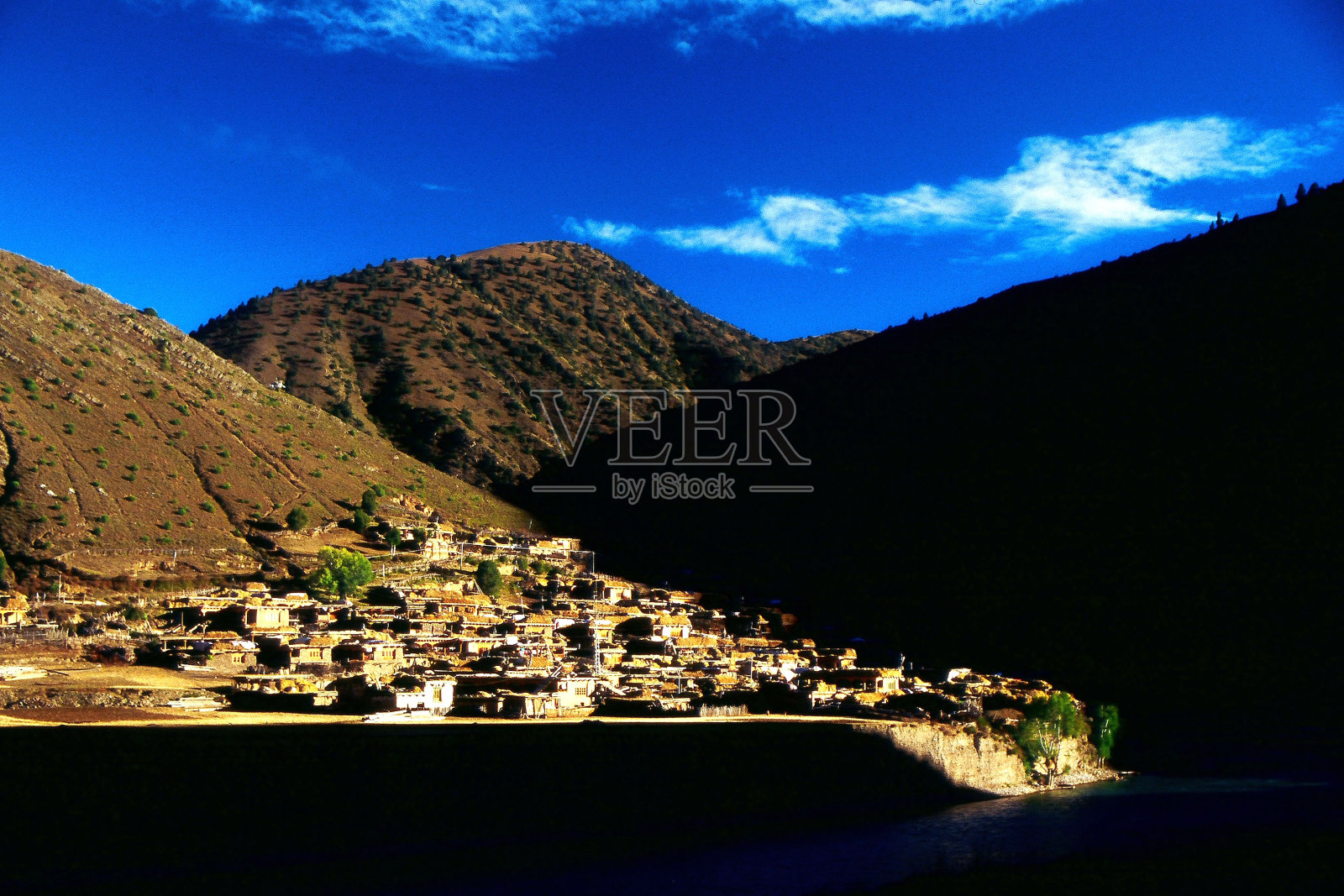 秋天，西藏村寨里的夕阳照片摄影图片