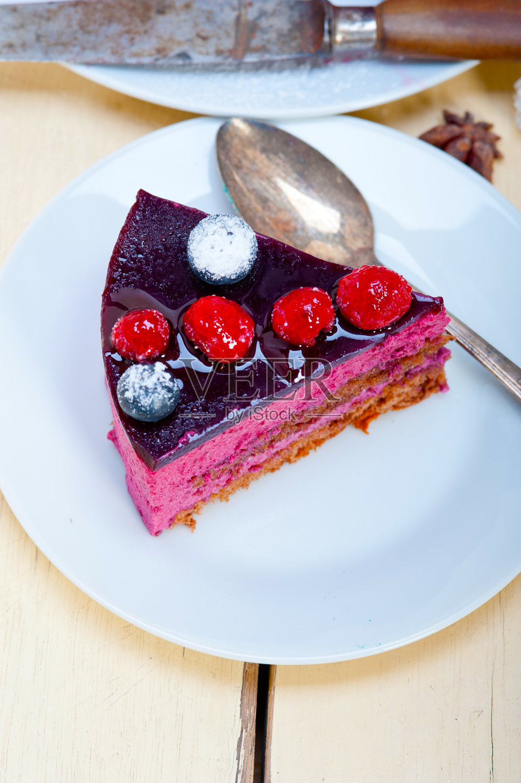 蓝莓和覆盆子蛋糕慕斯甜点照片摄影图片